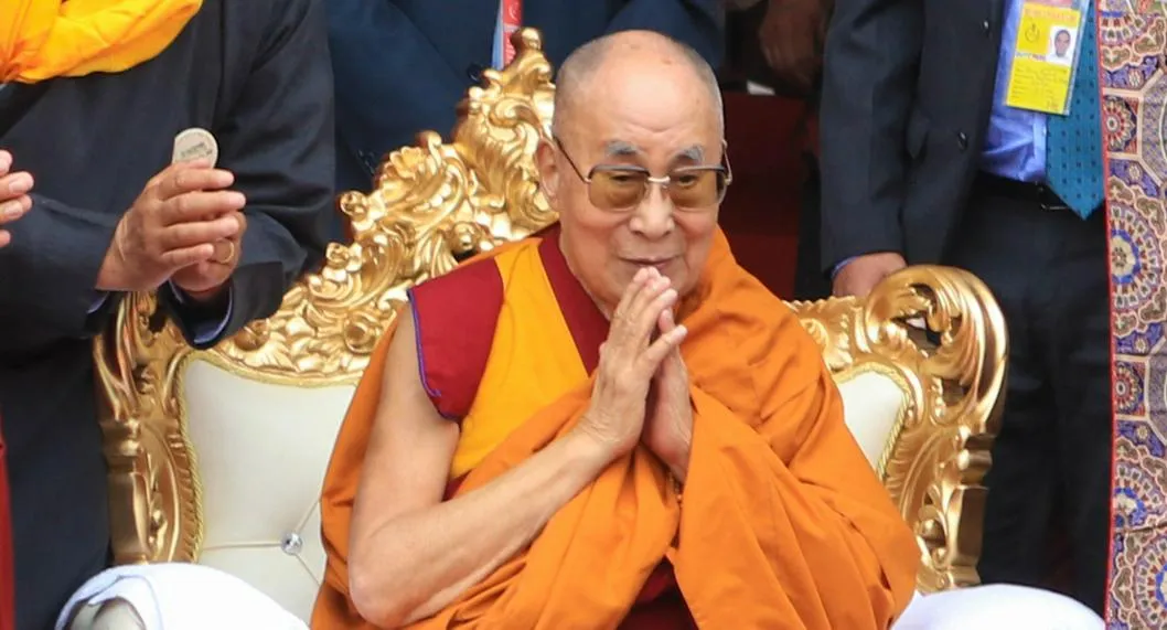 Dalái Lama pidió disculpas por besar y reírse de un niño en una ceremonia. El líder espiritual indicó que suele bromear con este tipo de actos. 