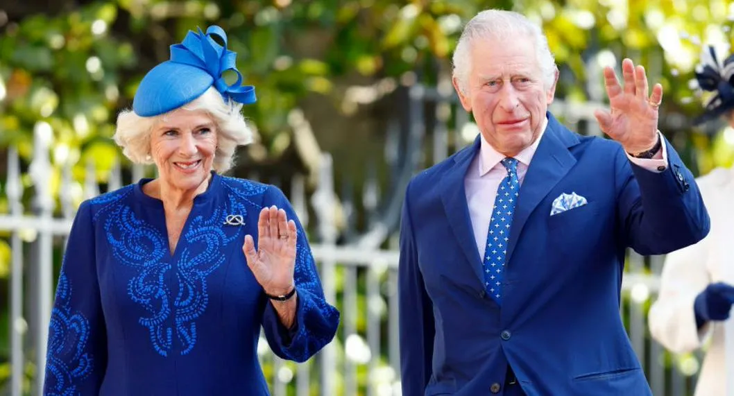 Carlos III y Camila Parker saludando ilustran nota sobre el emoji que tendrá la coronación.