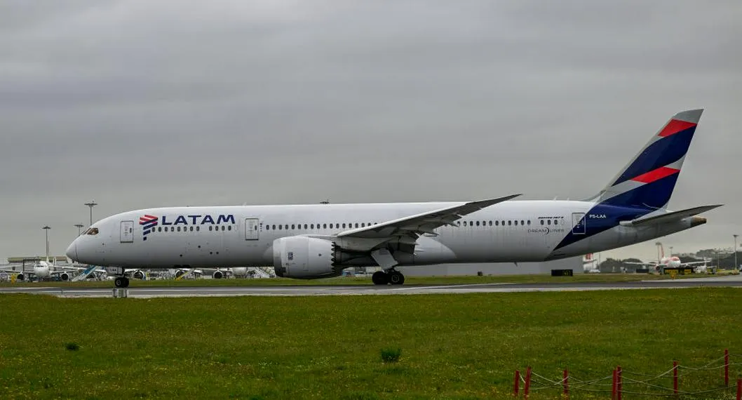 Avión de Latam en Portugal, aerolínea que en Colombia extendió ayudas a pasajeros afectados por crisis de Viva Air y Ultra Air