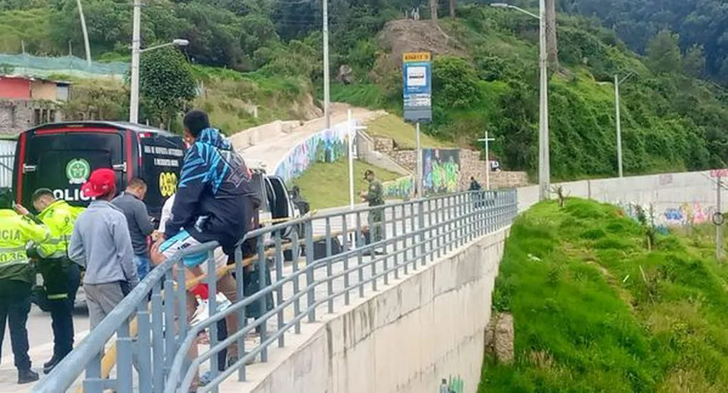 Foto de habitantes por caja con bandera del ELN en San Cristobal