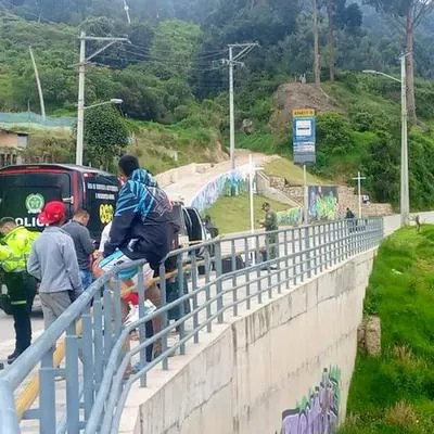 Foto de habitantes por caja con bandera del ELN en San Cristobal