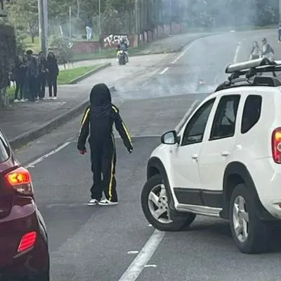 En la noche de este lunes se reportaron enfrentamientos entre encapuchados y el Esmad en la avenida Circunvalar, frente a la Universidad Distrital.