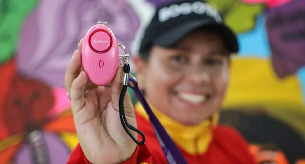 Entregan 600 alarmas portables a mujeres para su defensa personal en Bogotá