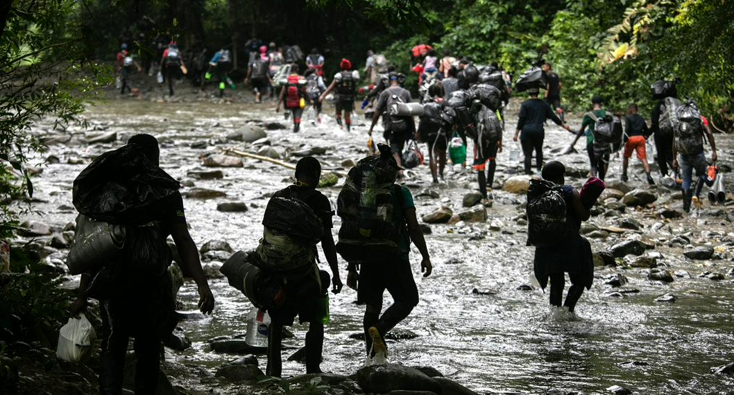 Migrantes cruzan la selva del Darién hacia Estados Unidos, en octubre de 2021, a propósito de reunión con Colombia y Panamá.
