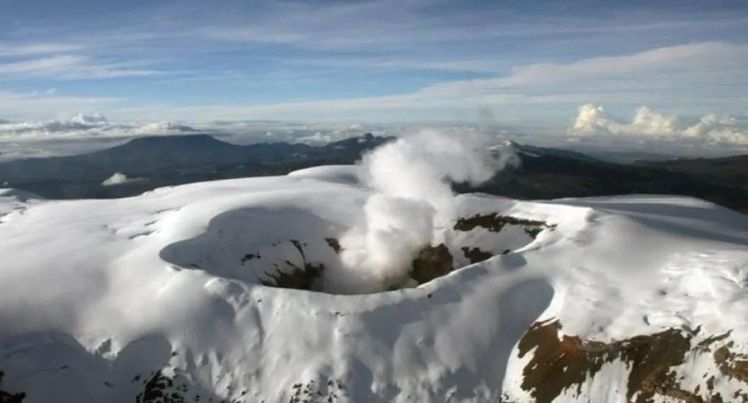 Foto del volcán Nevado del Ruiz para ilustrar artículo sobre las nuevas medidas que tomará el Gobierno ante la emergencia. 