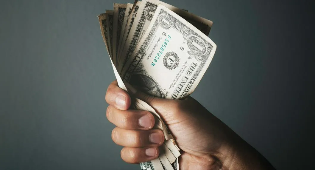 Foto de unos dólares para ilustrar artículo sobre cuánto podría valer el dólar durante los próximos 5 años.
