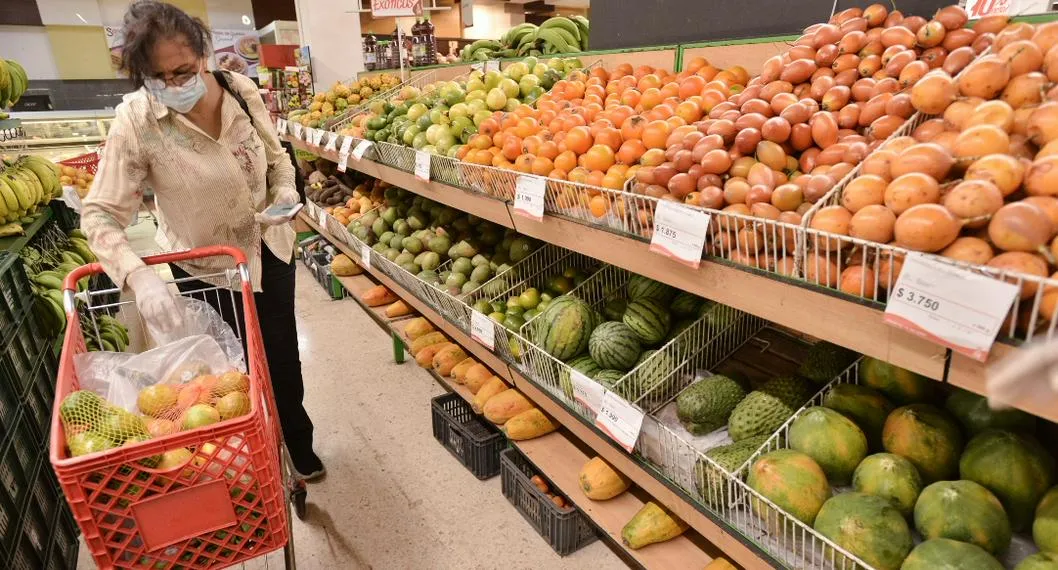 Foto de una mujer en un supermercado, para ilustrar artículo sobre las medidas que tomó Petro para hacerle frente a la inflación.