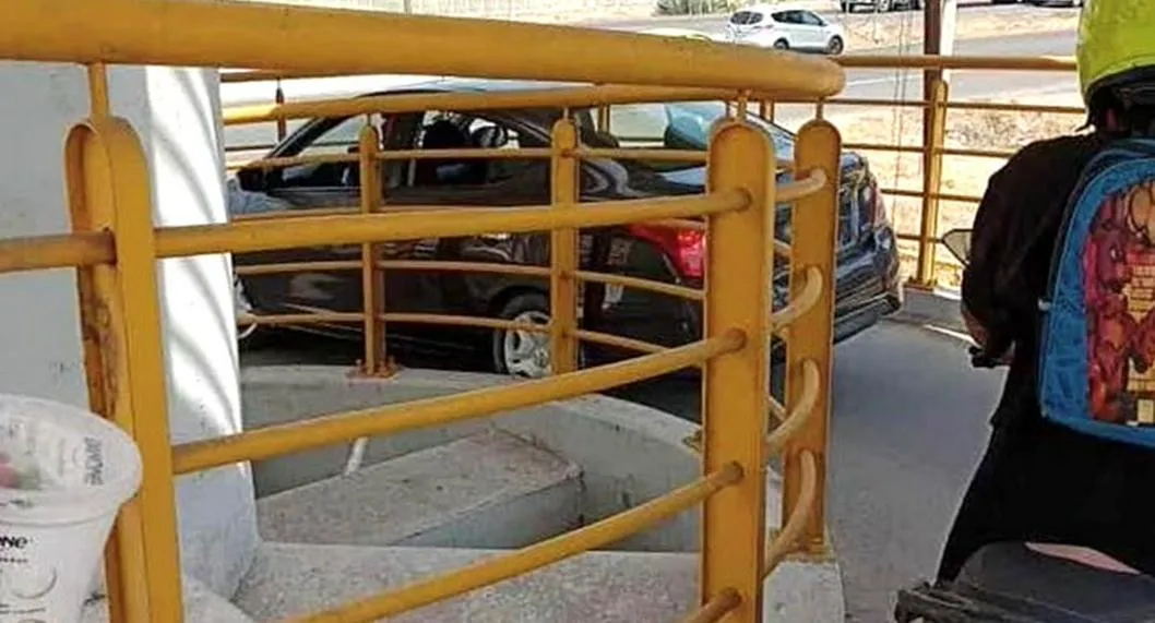 Carro que subió puente peatonal en México y quedó atrapado.