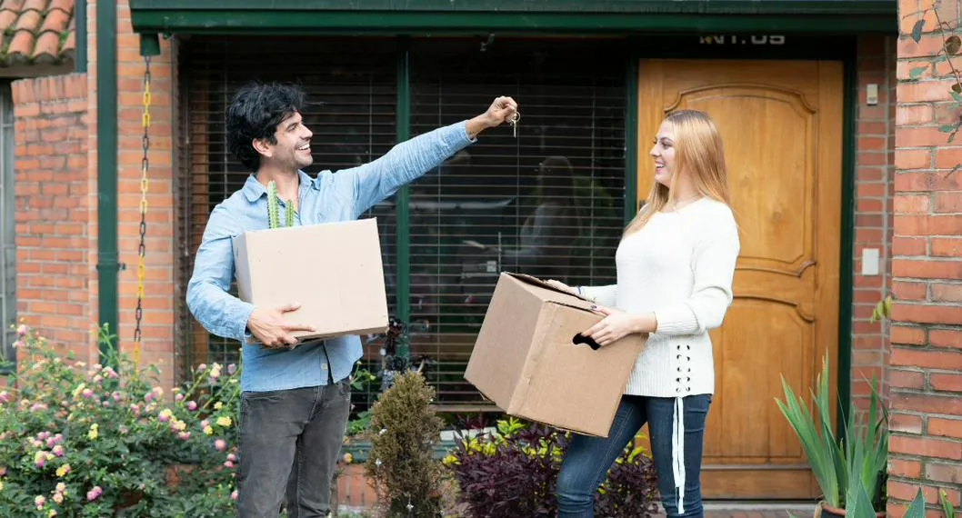Foto de pareja mudándose a una casa, para ilustrar artículo sobre el beneficio que el Gobierno amplió a los compradores de vivienda.