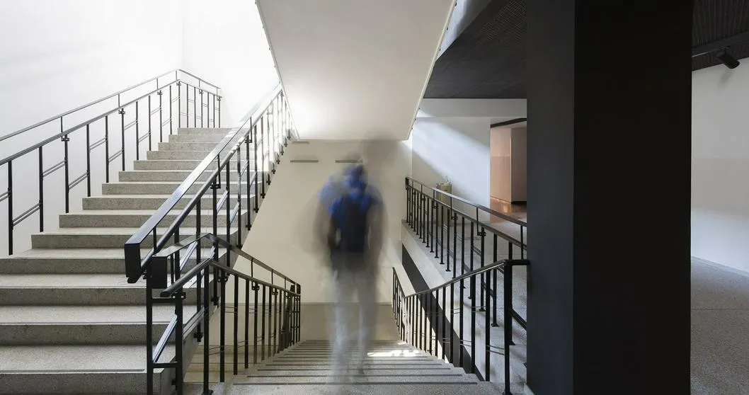 Joven caminando. En referencia a menor desaparecido en Ibagué.
