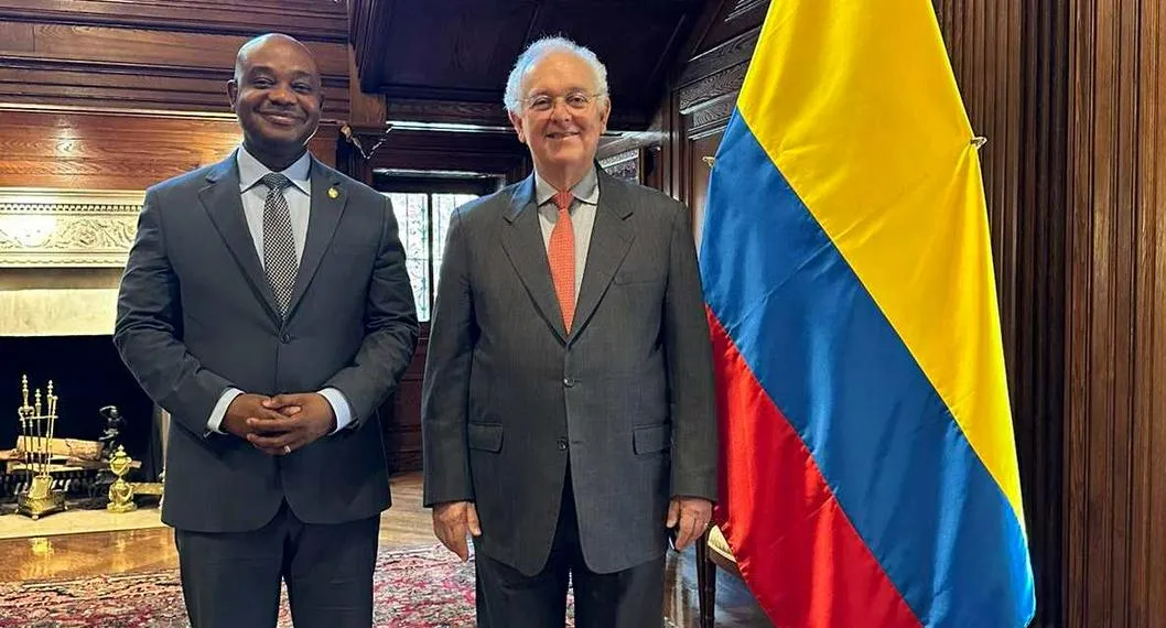 Ministro de Hacienda de Colombia, José Antonio Ocampo, solicitaría ampliar línea de crédito. A su izquierda Luis Gilberto Murillo, embajador de Colombia en Estados Unidos