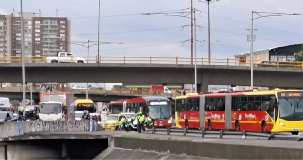 Trancón de buses de Transmilenio en avenida NQS por manifestaciones tiene varados a cientos de ciudadanos