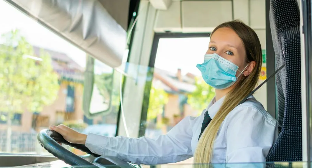 Foto ilustrativa de mujer manejando transporte público, por oferta de empleo en Bogotá