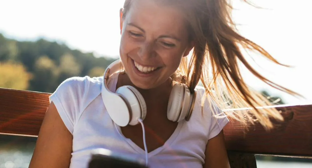 Persona escuchando música a propósito de cómo usar Deezer 'premium' gratis.