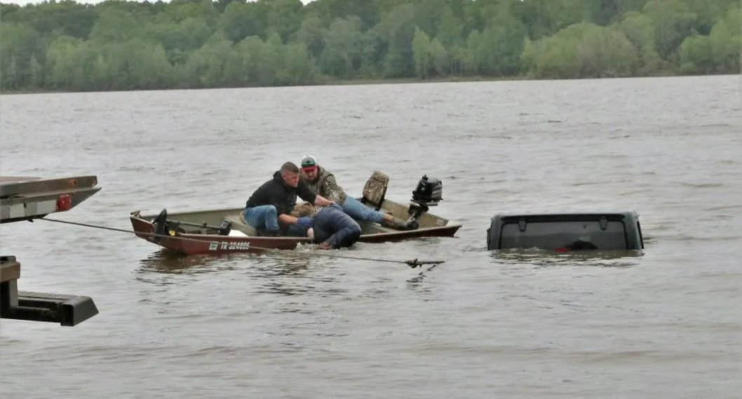 Pescador ayudó a salvar a mujer que quedó atrapada dentro de una Jeep que cayó a un lago en Estados Unidos.