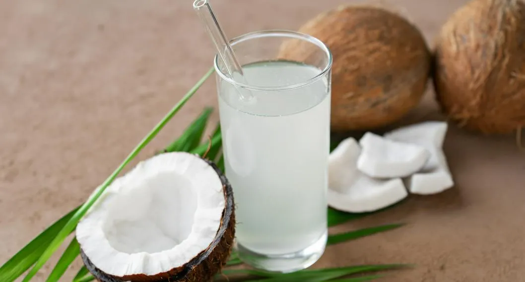 Agua de coco, en nota sobre beneficios de esa bebida y quiénes no la pueden tomar
