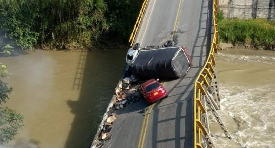 
Este miércoles se cayó el puente del río La Vieja, que comunica a Quindío y Valle del Cauca. Vea las impresionantes imágenes de la emergencia.