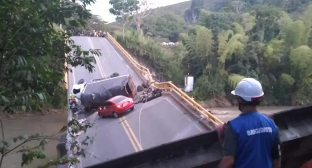 Foto de la caída de puente en río La Vieja, a propósito de las razones que el gobierno dio por su desplome