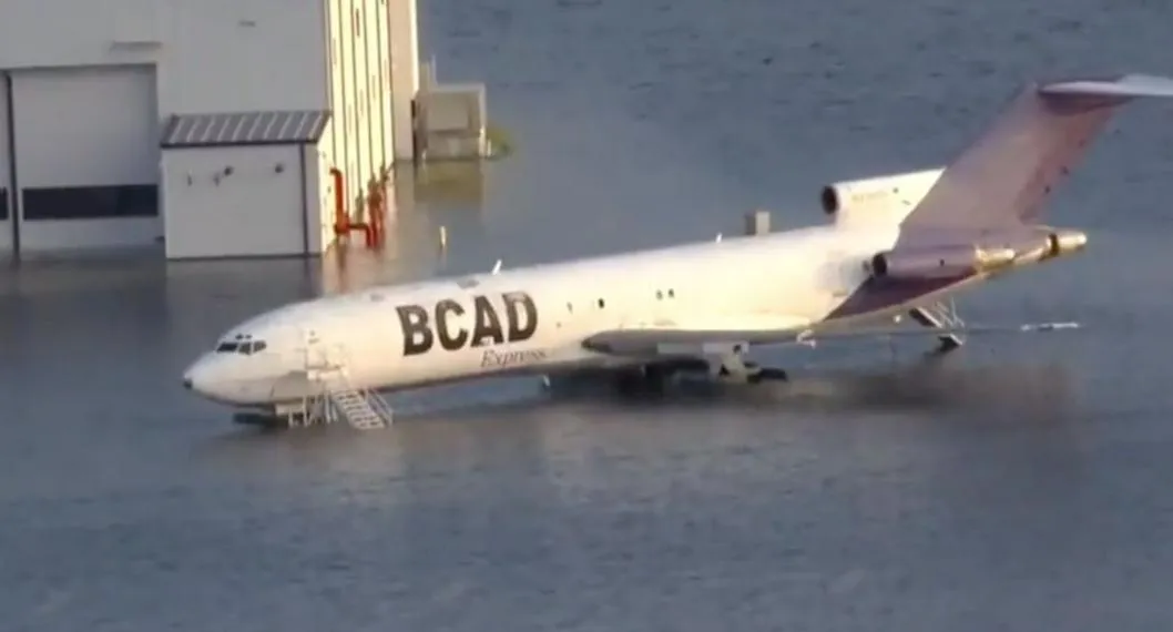 Foto de avión en inundaciones en aeropuerto y calles de Fort Lauderdale, por tormenta