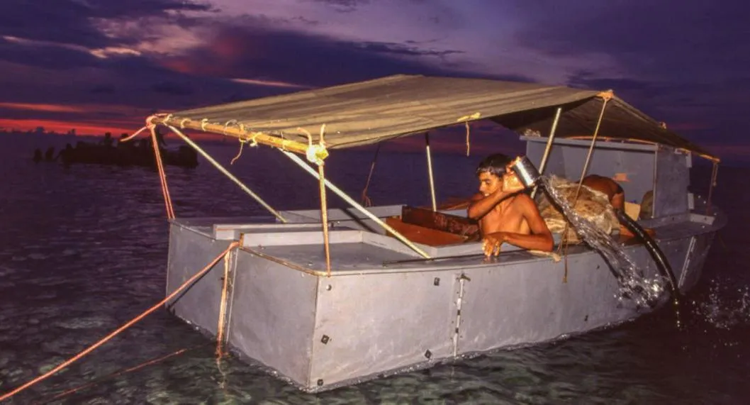 Foto de balsa de cubanos a propósito de que usan Facebook para conseguir partes de embarcaciones
