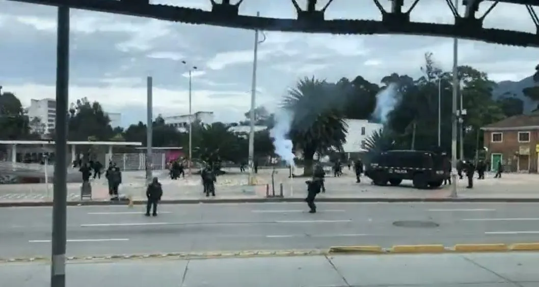 Este jueves se reportan disturbios en la calle 26 de Bogotá, frente a la Universidad Nacional. Hay vías bloqueadas y Transmilenio tiene afectaciones.