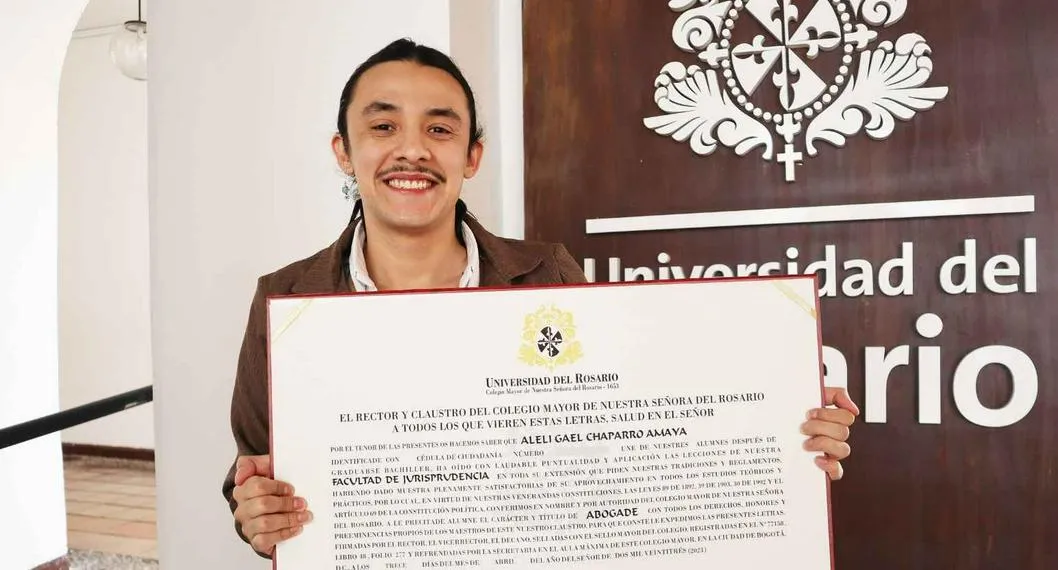 Persona no binaria en Colombia recibe título de 'abogade' en la U. del Rosario