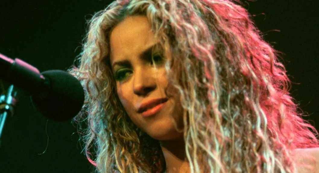 Shakira: video viejo de la cantante viendo por primera vez un celular con cámara. Foto de ella en Los Angeles en el año 2000.