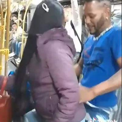 Un hombre que suele hacer ‘shows’ de baile en Transmilenio (Bogotá) se atrevió a bailarles reguetón a varias mujeres y se viralizó en TikTok.