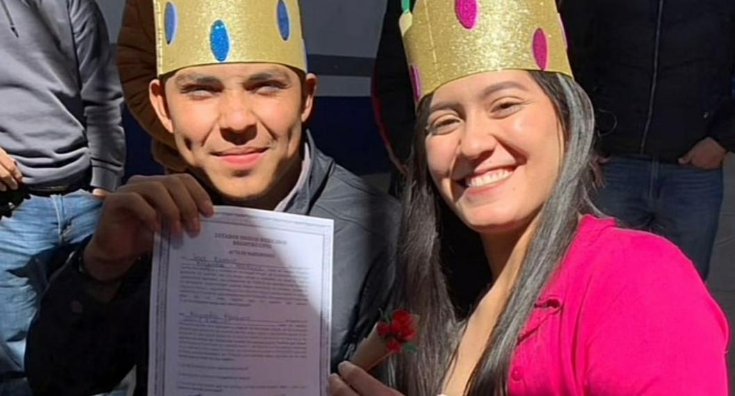 Joven en México publicó video de su supuesto matrimonio con su profesora de bachillerato.