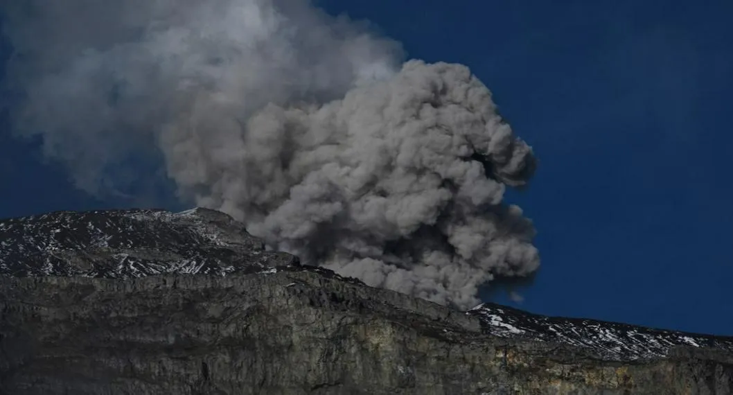 Gustavo Petro extiende la declaratoria de desastre nacional por el invierno para atender una posible emergencia en el volcán Nevado del Ruiz.