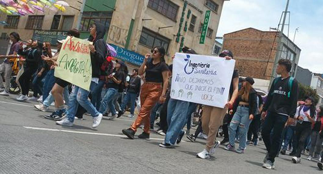 Disturbios en Bogotá en la avenida Circunvalar, por protesta en la U. Distrital