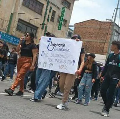 Disturbios en Bogotá en la avenida Circunvalar, por protesta en la U. Distrital