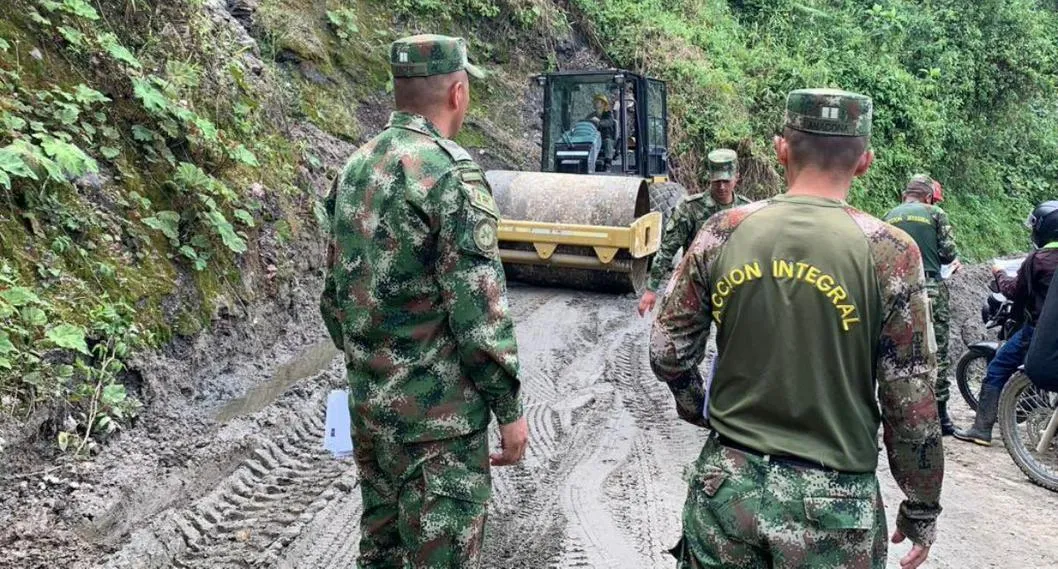 Foto soldados trabajando en vías cercanas al volcán Nevado del Ruiz