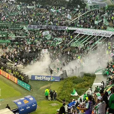 Antes del partido entre Nacional y América se presentaron disturbios en el Estadio Atanasio Girardot con la Policía.