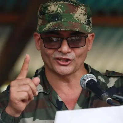 Foto de 'Iván Mordisco', en nota de que el líder guerrillero reapareció con disidencia de las Farc: pidió a Eln fin de guerra.