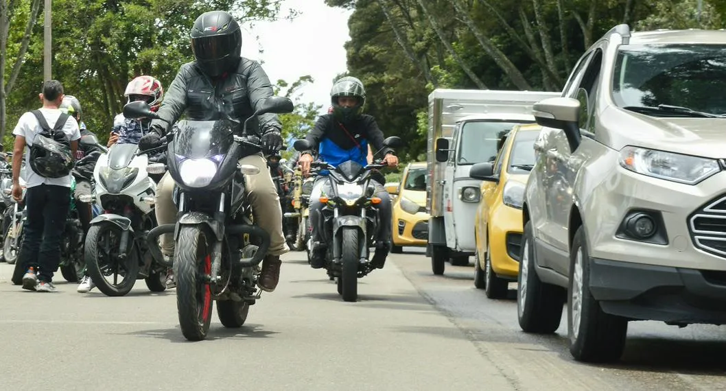 Motos en la vía. En referencia con la accidentalidad en Colombia.