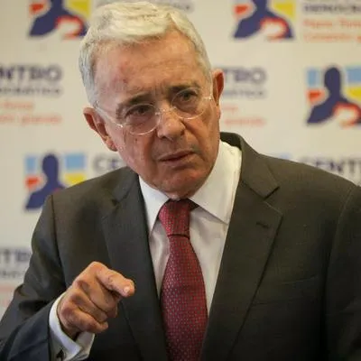 Álvaro Uribe aseguró que un grupo de ciclistas fueron robados en Cota, Cundinamarca por parte de encapuchados del Eln que los intimidaron. 