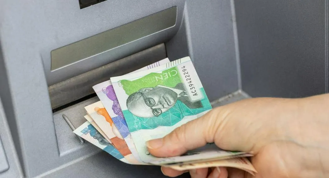 Dinero en efectivo en cajero automático ilustra nota sobre el banco que entregará la Renta Ciudadana.
