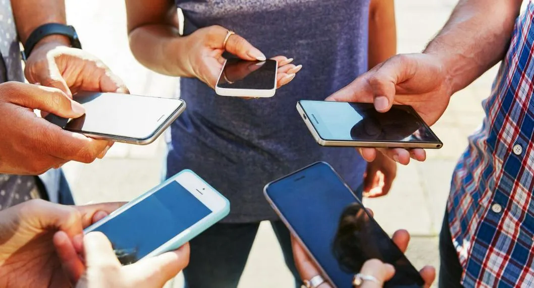 Personas revisando celulares ilustran nota sobre qué países pasan más tiempo en el celular.