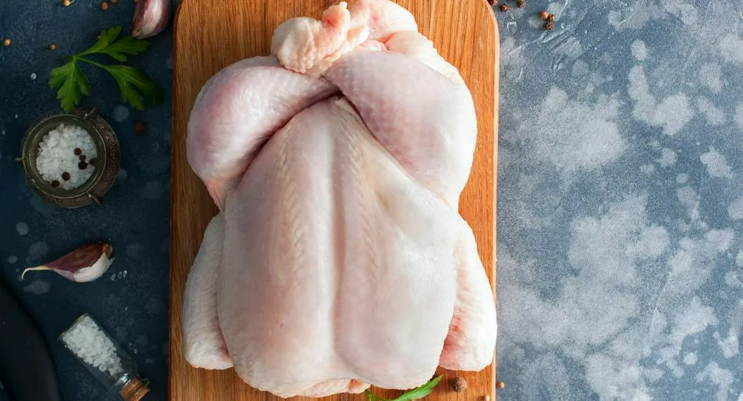 Foto de un pollo crudo a propósito de proceso para que los cubanos compren un pollo 