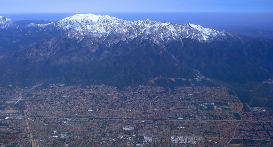 En Los Ángeles se registró un récord de capa de nieve de 296 % por encima a lo normal; qué permite esto y cuál es la razón.  
