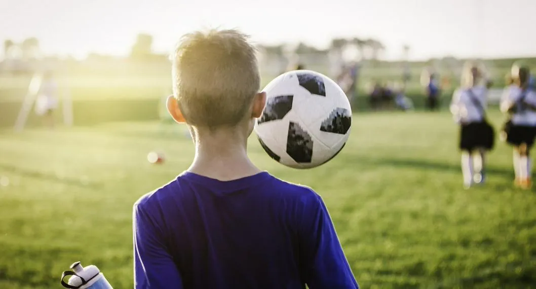 ¡Tragedia! Niño de 12 años cayó al piso y murió por culpa de un balonazo