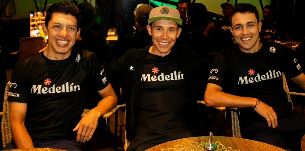 Javier Jamaica, Miguel Ángel López y Victor Ocampo, de izquierda a derecha, en la última cena del equipo en la Vuelta al Tolima 2023. 