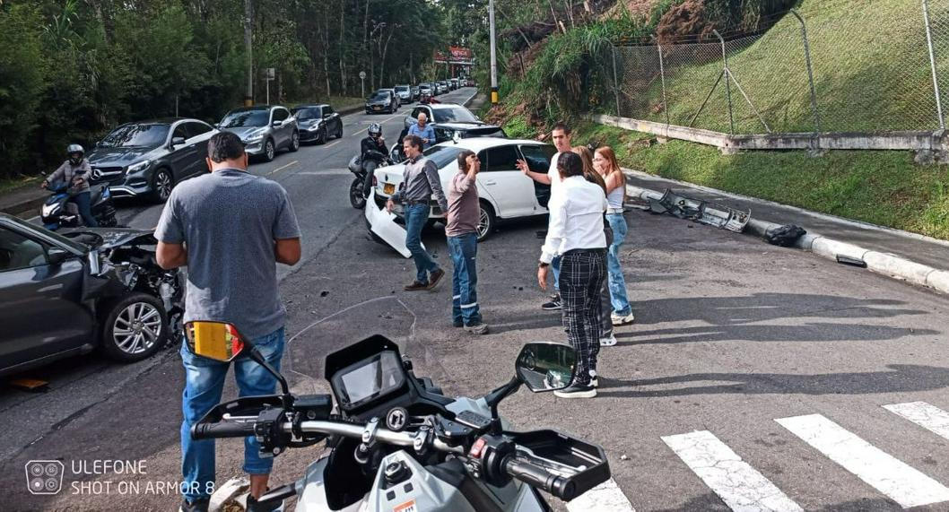 Accidente en Medellín hoy: ocho vehículos en El Poblado chocaron