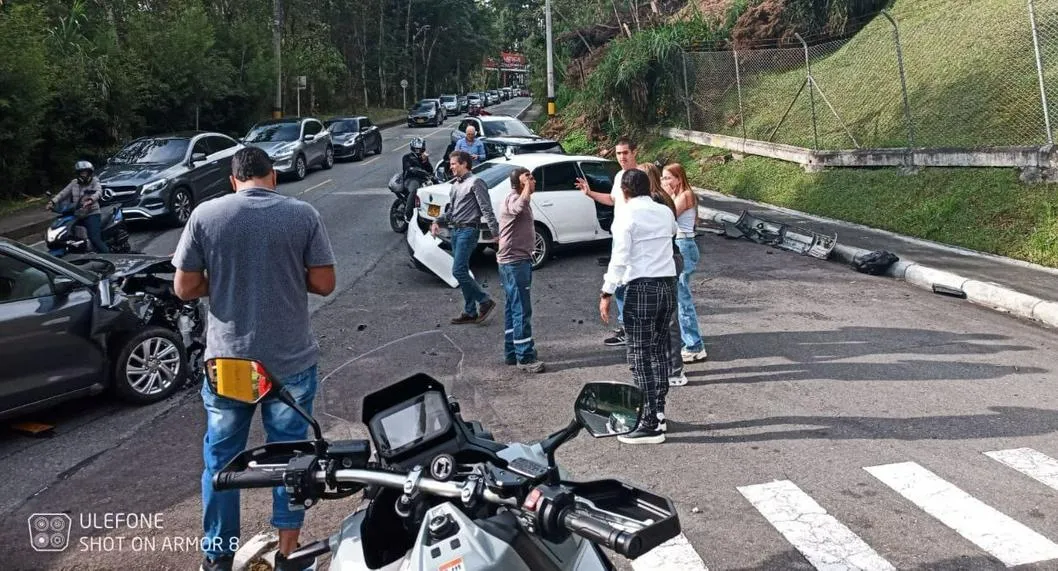 Accidente en Medellín hoy: ocho vehículos en El Poblado chocaron