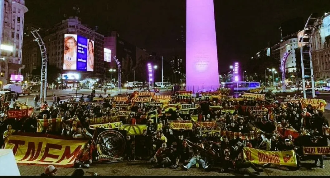 Obelisco de Buenos Aires, lleno de hinchas del Deportivo Pereira este 17 de abril.