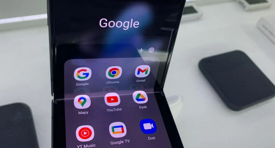 Celular de Samsung, con el paquete de Google instalado.