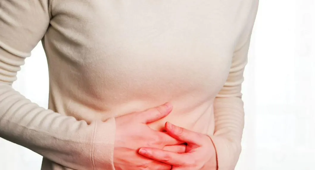 Persona apretando con sus manos el estómago ilustra nota sobre la gastritis y los alimentos que hay que evitar.