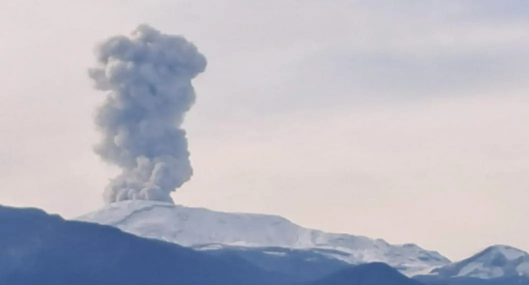 El Nevado del Ruiz amaneció activo y con gran columna de humo, de cerca de 1.800 metros desde la cima del volcán. Autoridades, en alerta. 