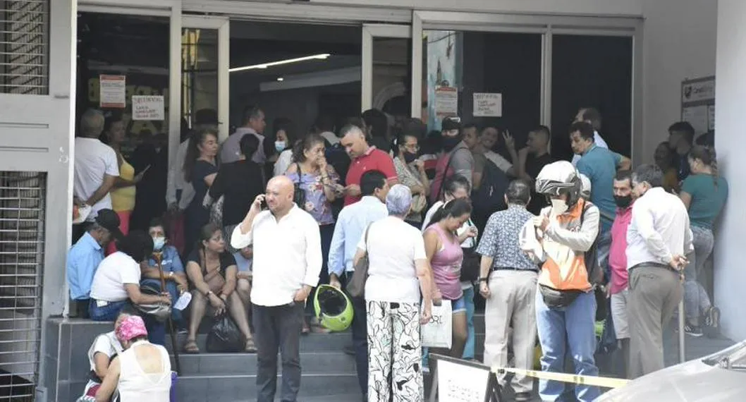 Foto de personas haciendo fila para trámite de programas sociales en Ibagué